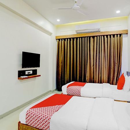 Oyo 77491 Hotel Shreenath Valsad Exterior photo