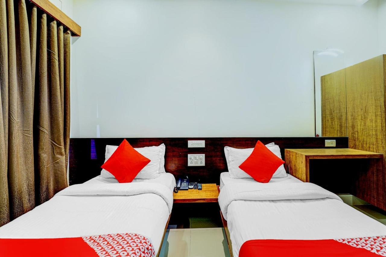 Oyo 77491 Hotel Shreenath Valsad Exterior photo
