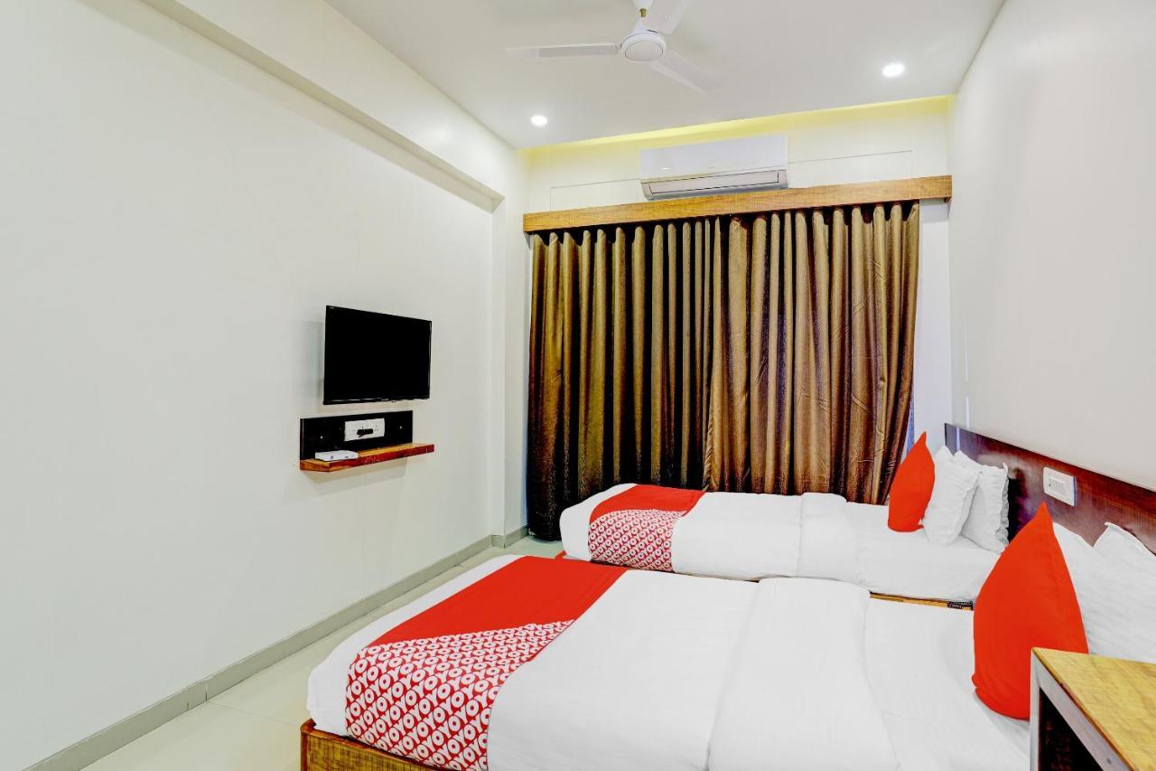 Oyo 77491 Hotel Shreenath Valsad Exterior photo