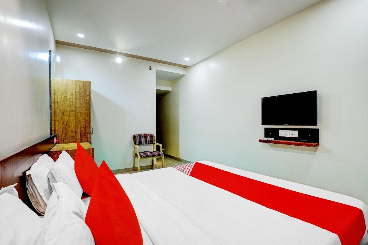 Oyo 77491 Hotel Shreenath Valsad Exterior photo