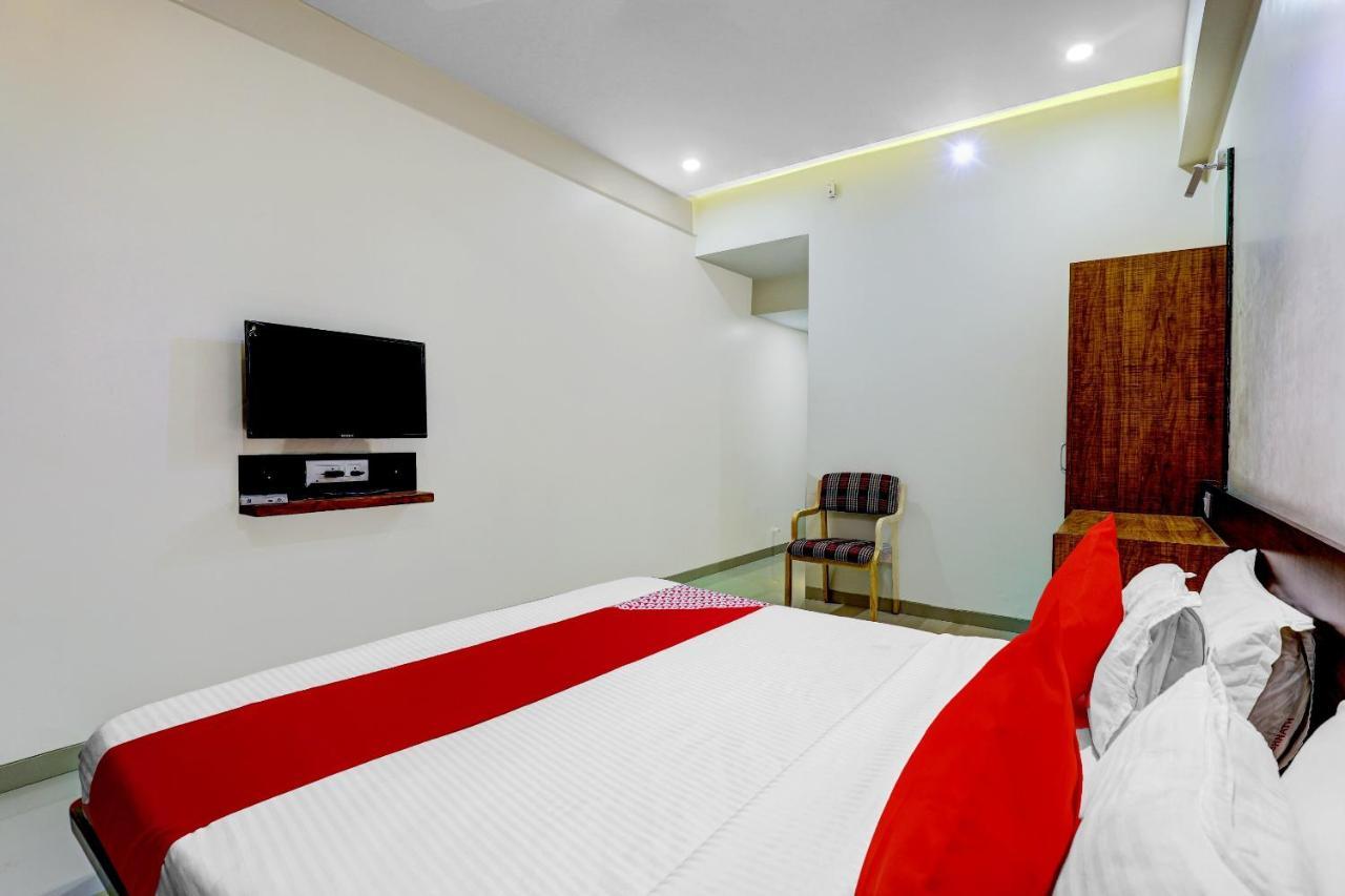 Oyo 77491 Hotel Shreenath Valsad Exterior photo