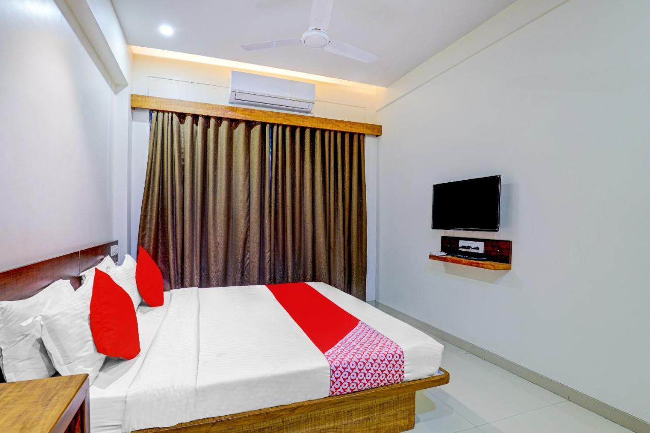 Oyo 77491 Hotel Shreenath Valsad Exterior photo